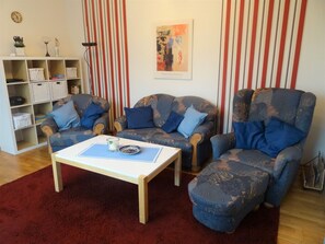 Flatskjerm-TV, bøker, musikkbibliotek og stereoanlegg
