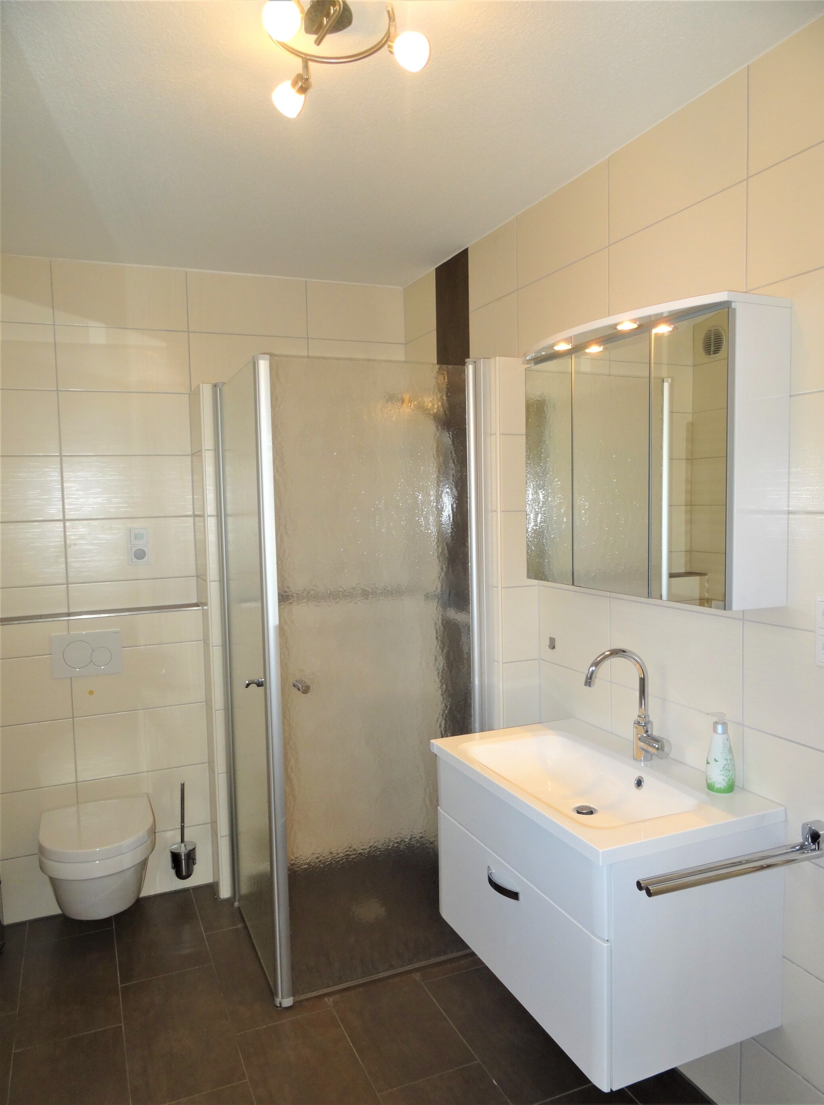 Badewanne, Haartrockner, Handtücher, Seife
