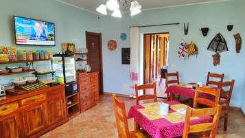 Café da manhã com buffet grátis todos os dias