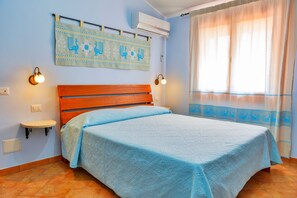 Camera doppia | Una cassaforte in camera, una scrivania, tende oscuranti