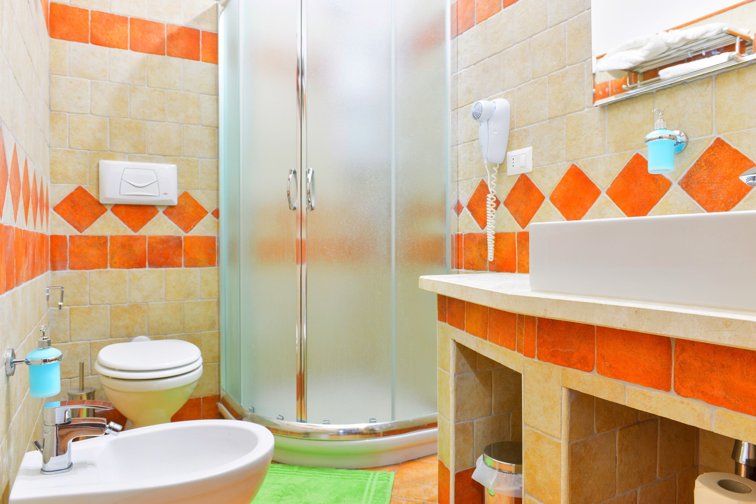 Double Room | Bathroom | Shower, rainfall showerhead, free toiletries, hair dryer