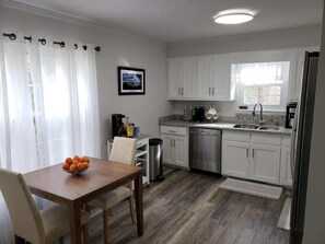 Private kitchen - One block from golf course (Augusta)