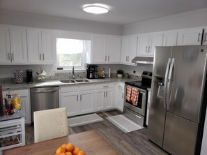 Private kitchen - One block from golf course (Augusta)