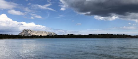 Ligstoelen aan het strand, strandlakens