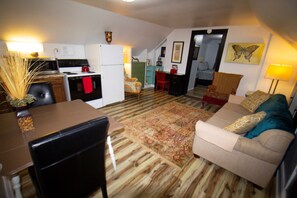 Deluxe Apartment, 1 Queen Bed with Sofa bed | Living area | 32-inch flat-screen TV with cable channels, TV - Tazmania Properties (Augusta)