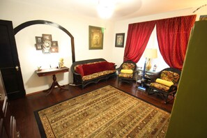 32 インチの薄型テレビ (ケーブル放送視聴可)、テレビ