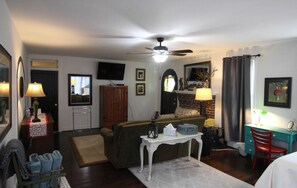 デラックス ダブルルーム | リビング エリア | 32 インチの薄型テレビ (ケーブル放送視聴可)、テレビ