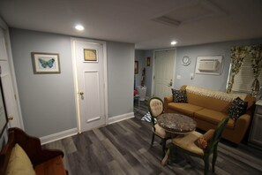 Deluxe Cottage | Living area