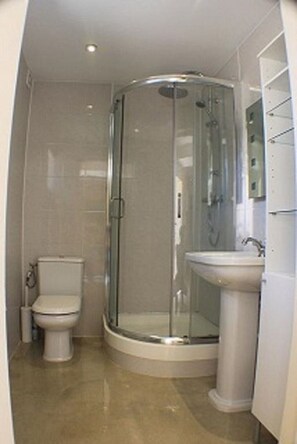 Sèche-cheveux, serviettes fournies, savon, shampoing