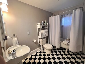 Duschwanne, Haartrockner, Handtücher, Seife