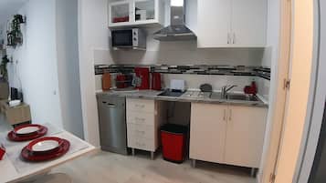 Een koelkast, een microgolfoven, een vaatwasser