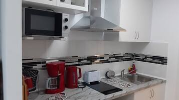 Een koelkast, een magnetron, een vaatwasser