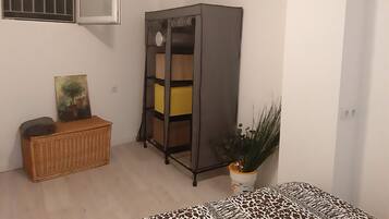 1 slaapkamer, een strijkplank/strijkijzer, wifi, beddengoed