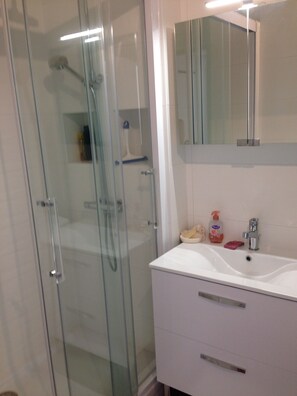 Dusche, Haartrockner, Seife, Shampoo
