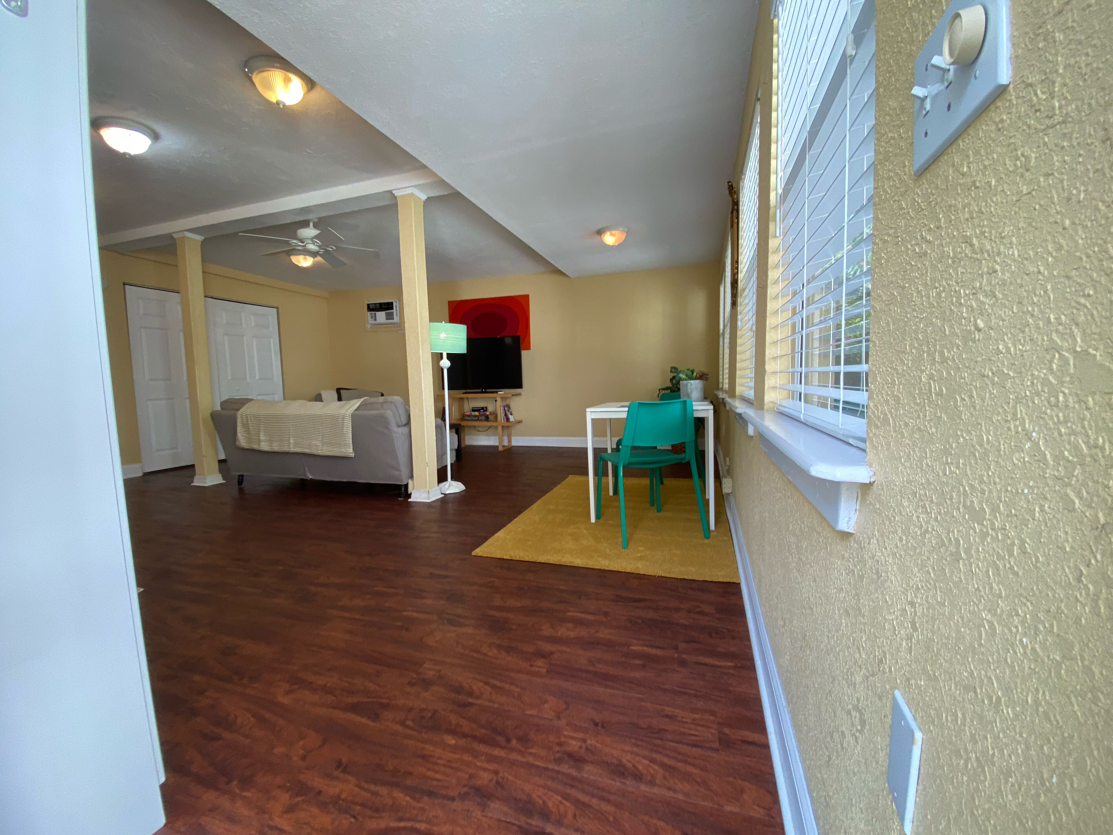 Beautiful cottage in Tampa. Walking distance to bars and restaurants.