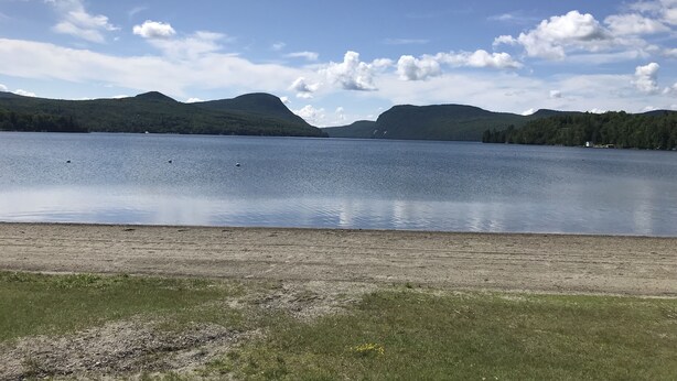 A lake with mountains in the background and a clear sky. - Gebhardt Getaway - Charming LAKEFRONT Cottage on Lake Willoughby (Westmore)