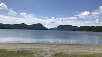 Plage, chaises longues