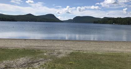 Gebhardt Getaway - Charming LAKEFRONT Cottage on Lake Willoughby
