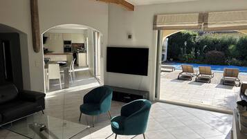 TV connectée, cheminée, table de tennis de table