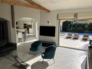 Smart TV, fireplace, ping pong