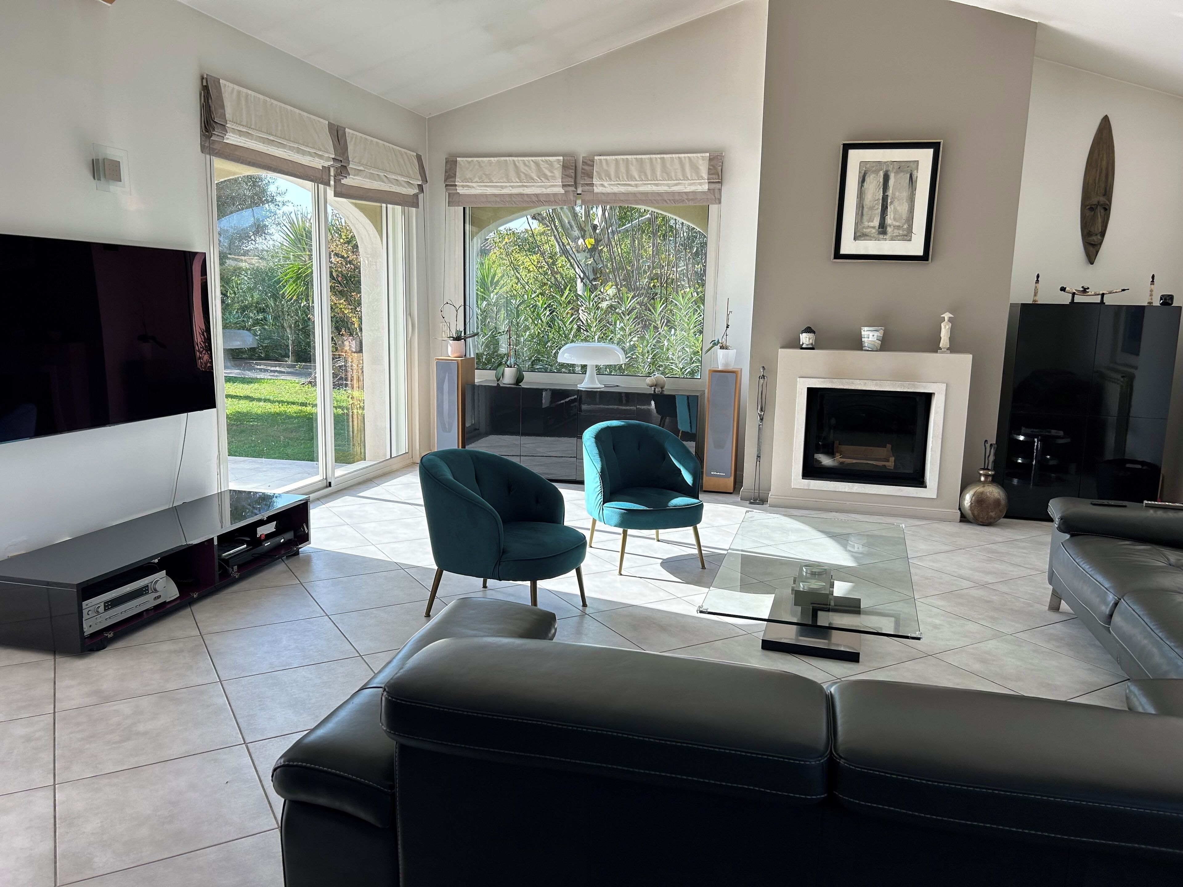 Smart-tv, een open haard en een tafeltennistafel