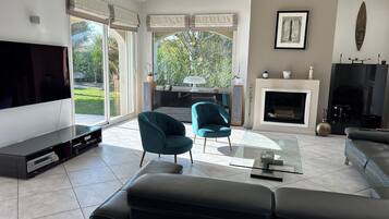 Smart-tv, een open haard en een tafeltennistafel