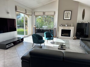 Smart TV, fireplace, ping pong