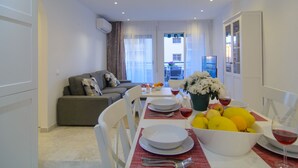 Un salon moderne comprenant un coin repas, un canapé et une vue sur l’extérieur.