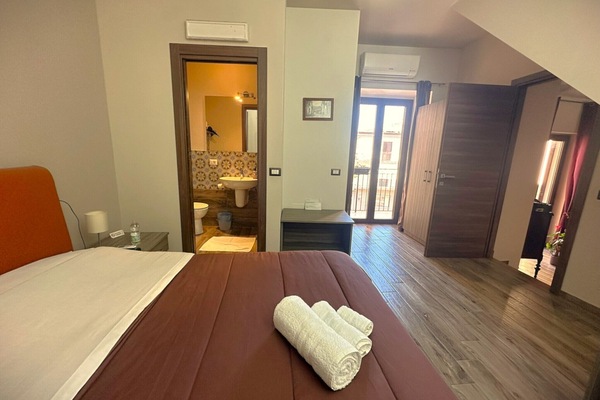 Camas con efecto memoria, escritorio y espacio para trabajar con laptop