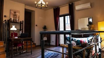 Quarto casal ou duplo, sacada | Saguão