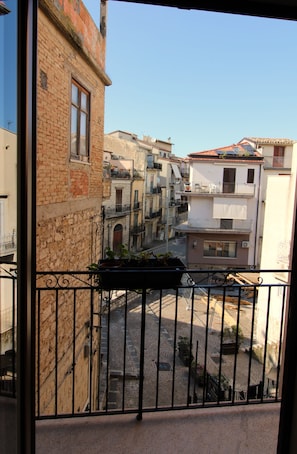 Chambre double, balcon | Lit avec matelas en mousse à mémoire, bureau