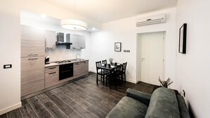 Leilighet – superior, 1 soverom | Oppholdsområde | Smart-TV