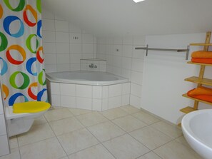 Apartment, 2 Bedrooms, Balcony (West) | Bathroom