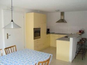 Fridge, oven, stovetop, dishwasher