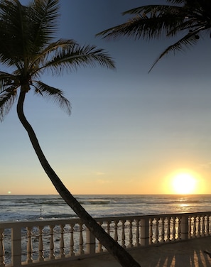 Sun-loungers, beach towels - 2 King-bed Luxury Beach house (Talpe)