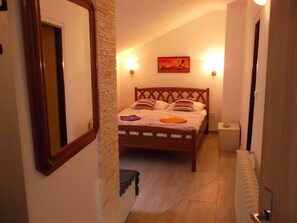 Hypo-allergenic bedding, individually decorated, desk, blackout drapes - Hotel U Beránků (Libochovice)