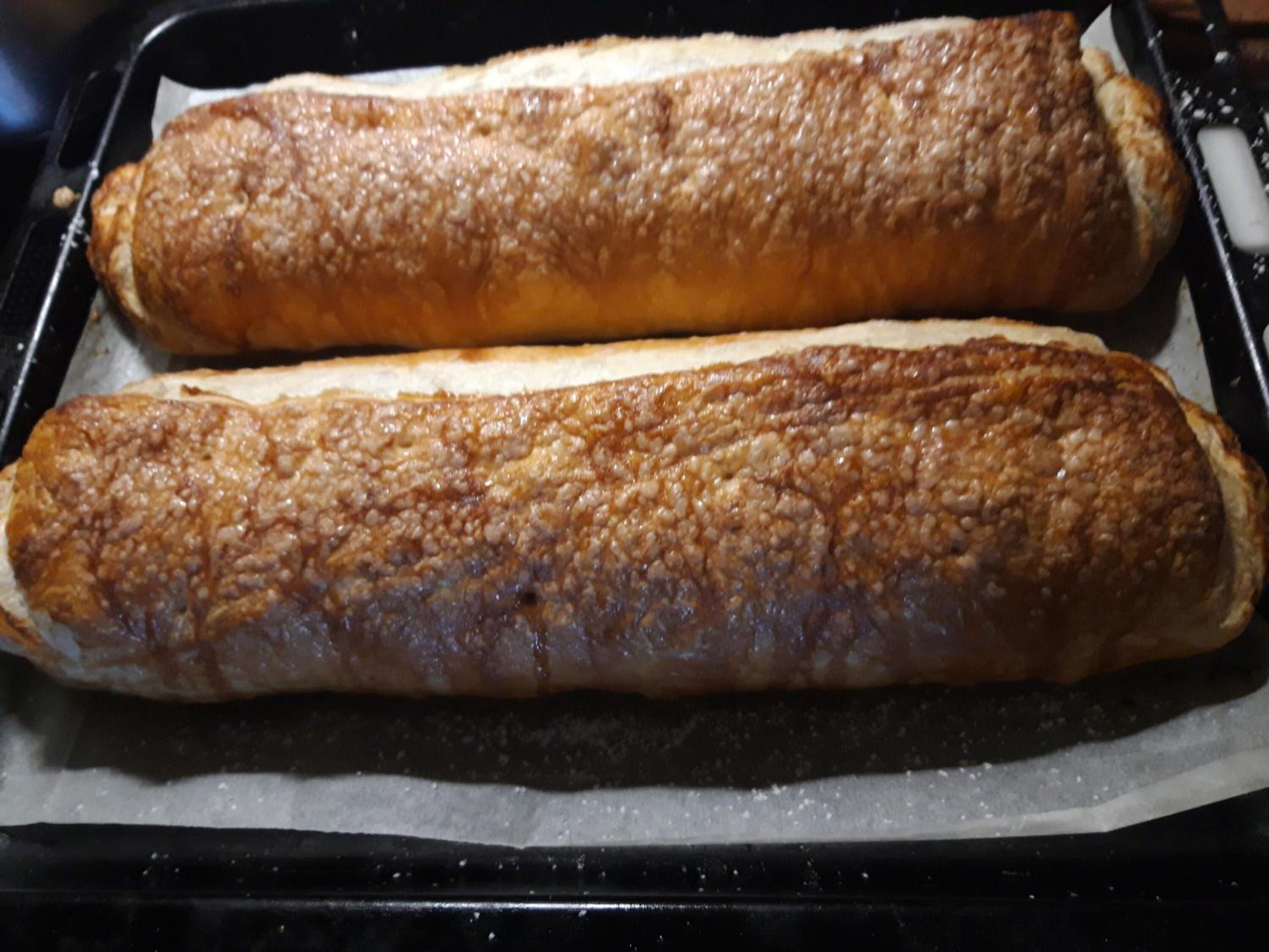 Due filoni di pane su una teglia da forno.
