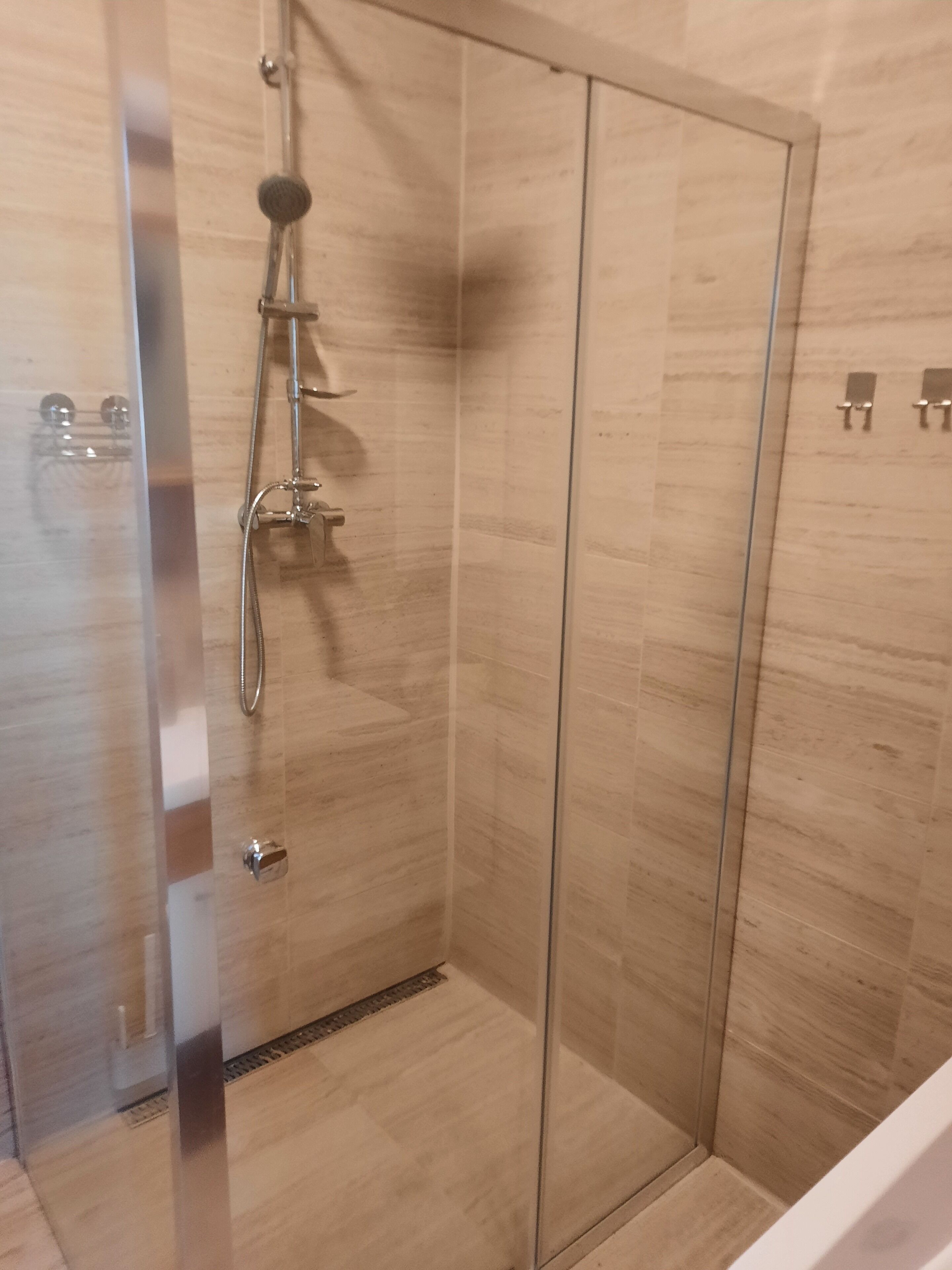 ห้องดีลักซ์สตูดิโอสวีท | ห้องน้ำ | ฝักบัว, ของใช้ในห้องน้ำฟรี, ไดร์เป่าผม (มีให้บริการตามคำขอ), ผ้าเช็ดตัว