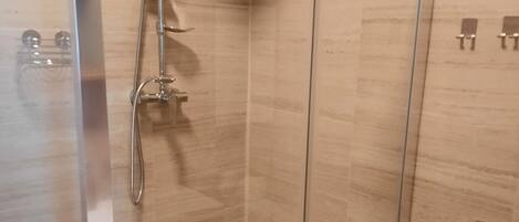 Deluxe Studio Suite | Bathroom | Shower, free toiletries, hair dryer, towels
