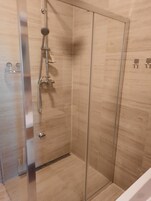 华丽开间套房 | 浴室 | 淋浴设施、免费洗浴用品、吹风机、毛巾
