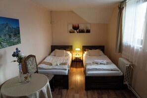 ツインルーム | 低刺激性寝具、客室ごとに異なる装飾、デスク、遮光カーテン