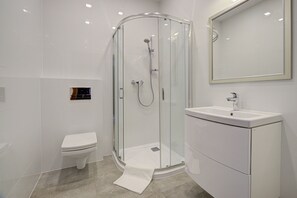 Douche, articles de toilette gratuits, serviettes fournies