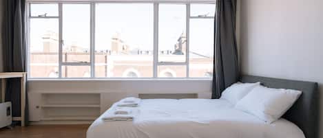 Escritorio, tabla de planchar con plancha, wifi gratis y ropa de cama