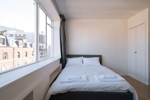 Escritorio, tabla de planchar con plancha, wifi gratis y ropa de cama 