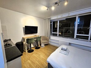 Skrivebord, strykejern/-brett, wi-fi (inkludert) og sengetøy