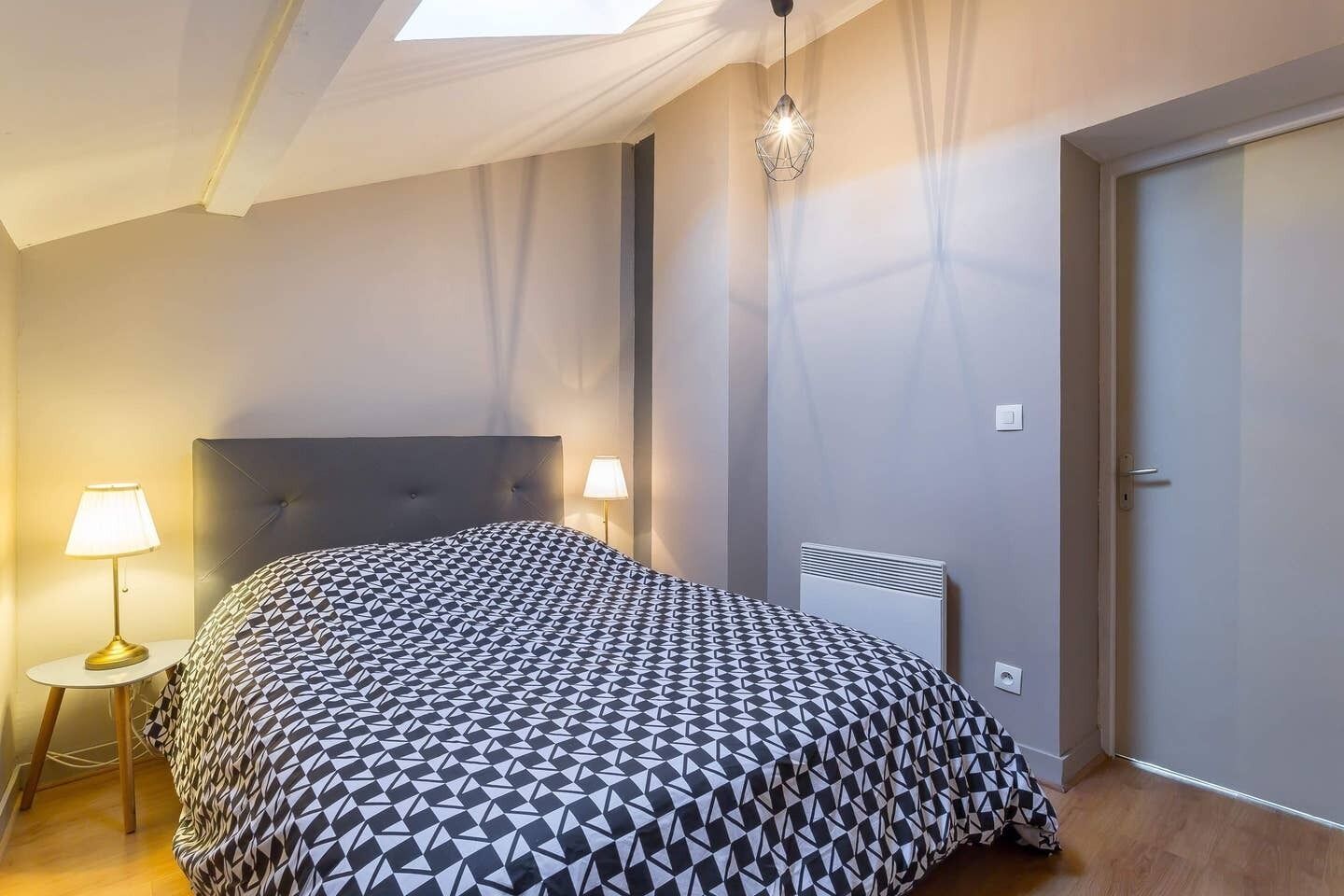 1 多间卧室、办公桌、隔音、熨斗/熨衣板