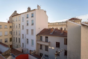 Classic urban residence with a flat roof and multiple windows.