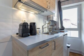 Fridge, microwave, oven, stovetop - Entrance of the artists (Lyon)