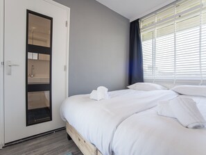1 bedroom, WiFi, bed sheets - Blue Shell With Private Parking Garage (Zandvoort)