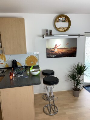 Fridge, oven, stovetop, coffee/tea maker - Modern apartment Terrace | WLAN | Heidingsfeld (Heidingsfeld)